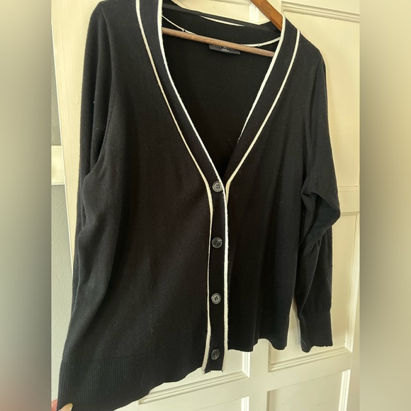 ✨ HP! ✨ Soft, Classic Black & Cream Cardigan - Picture 3 of 3